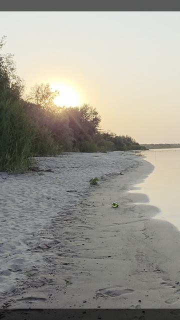 Красивый закат на реке