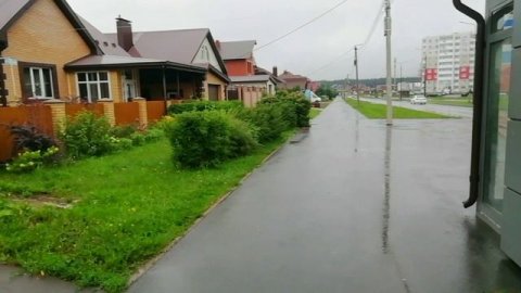 А здесь прошёл недавно дождь