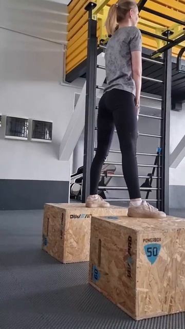 AngreeGirl качает орех