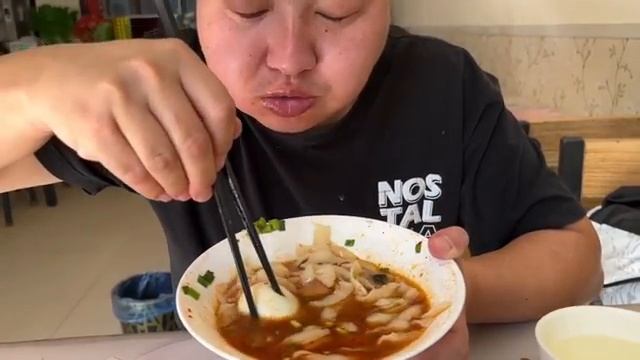 Кастрюля, полная тушеной свиной грудинки ярко-красного цвета с насыщенным, но не жирным вкусом