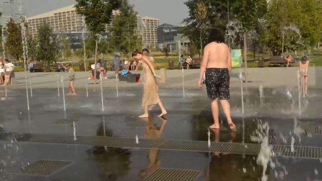 Fountain, Girls, Summer Joys And Wet Dresses! / Фонтан, девушки, летние радости и мокрые платья!