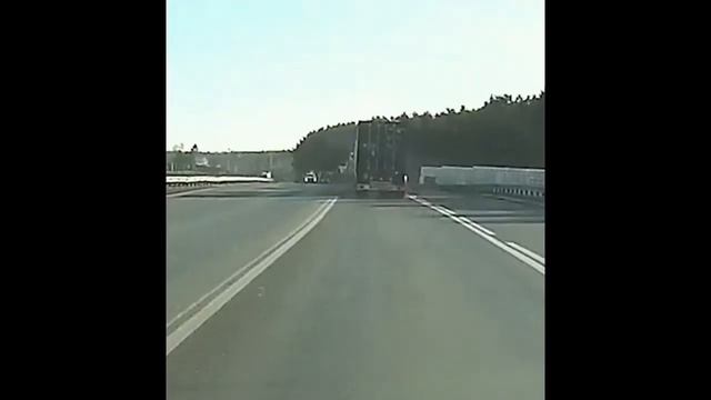 Потянулся за сигареткой отвлекся от дороги