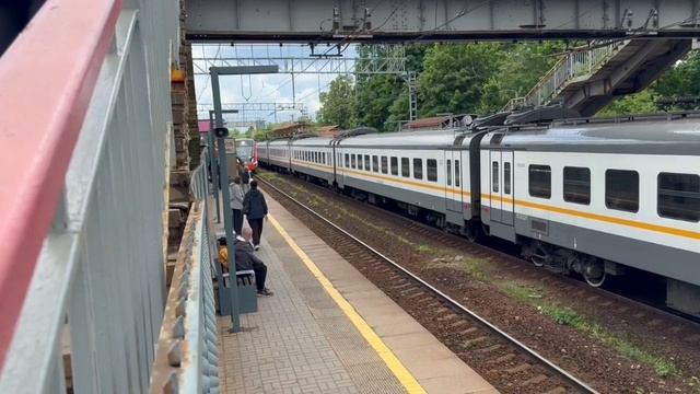 Поезда метро и МЦД-2