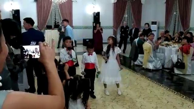 дети спели песню на проводы сестры