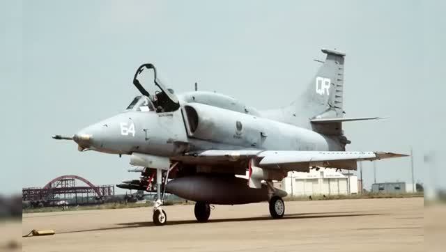 A-4 "Skyhawk". Нёс атомную бомбу при весе легковой машины.