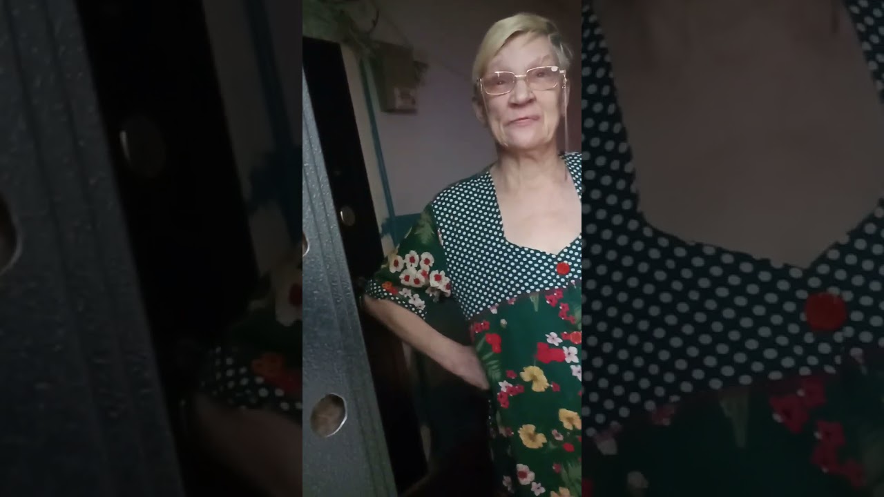 Пьяная бабка защищает своего внука меломана.
