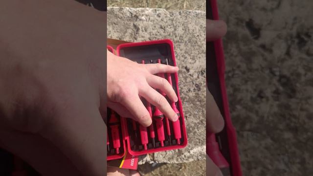 Набор изолированных отверток OZKTOOLS: Обзор и распаковка | Красная коробка 12 в 1