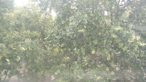 В Симферополе ливень. Авто плывут.