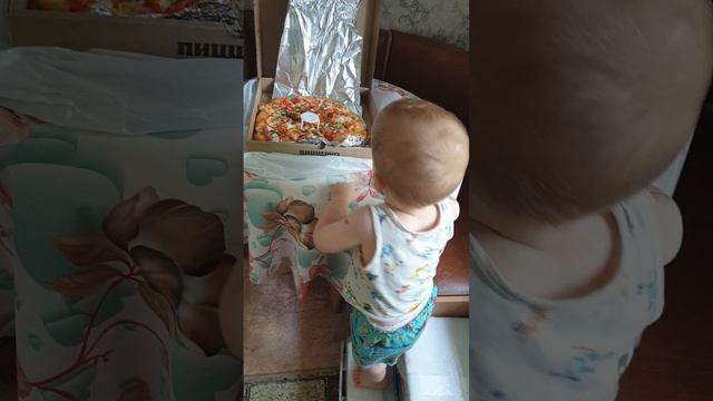 Рома по пути за пиццей и кушает её в честь юбилея прабабушки, 12.07.2026