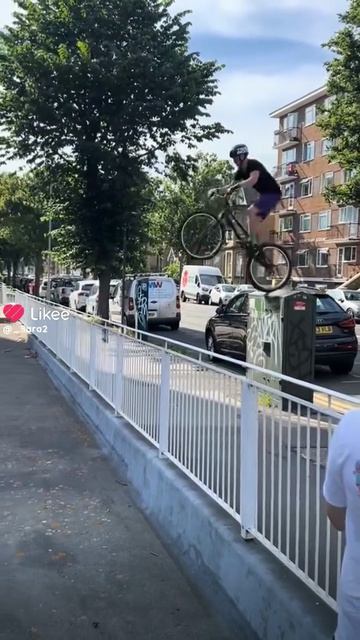 Как он это 🚲 делает!!!