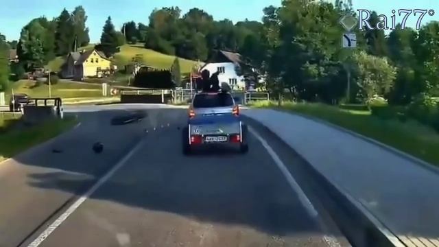 Полёт мотоциклисткиFull video: https://rai77.com/motociklistka-ne-spravilas-s-upravleniem-i-sover...