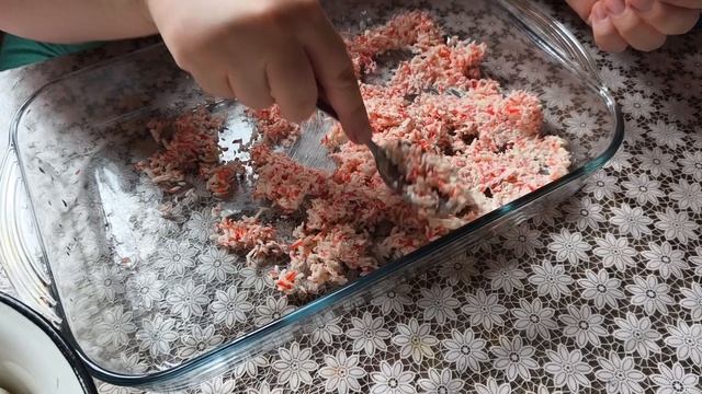 Мой день рождения, в кругу семьи.
Скромный обед. Не то время чтобы праздновать.