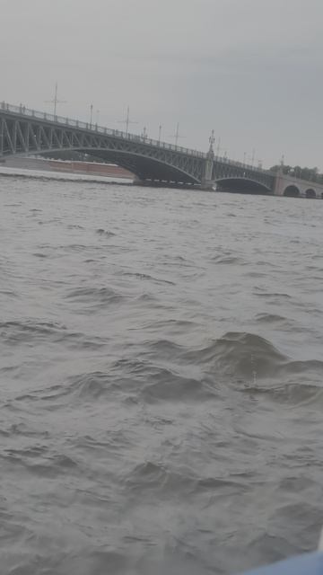 Решили покататься на кораблике, по центру города