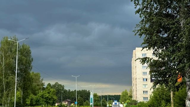 Прогулка по городу, тропинки где не кошена трава🌿🌾🌱☁️