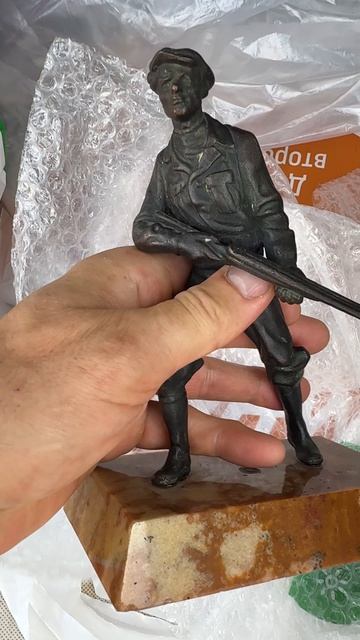 Блошиный рынок. Бронзовая статуэтка Охотник с ружьем. Flea Market. #shorts