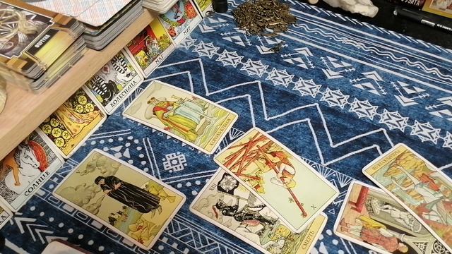 Мысли, чувства и намерения, загаданного мужчины к вам, сегодня. Таро расклад