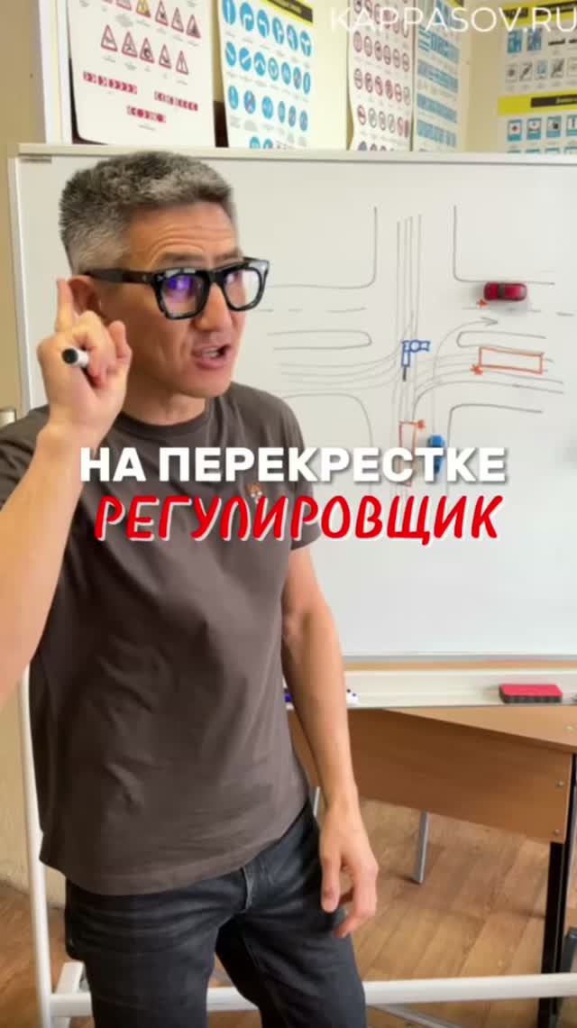 Регулировщик на перекрестке. Подготовка к экзамену в ГИБДД. Разборы билетов ПДД (ссылка в описании)