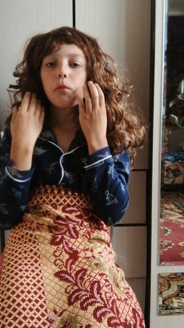 Англичанка отдыхает у себя дома.