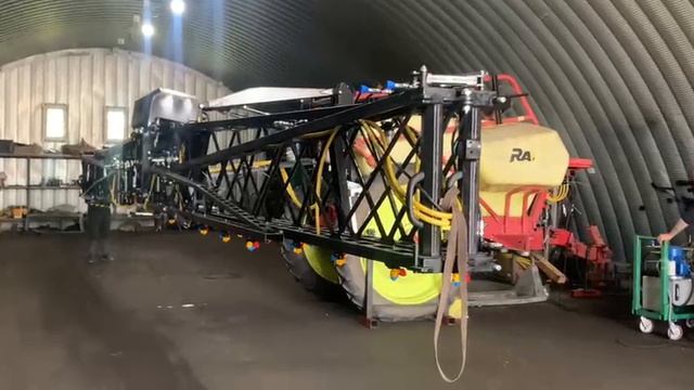 Монтаж штанговой системы АТАМАС на опрыскиватель KVERNELAND