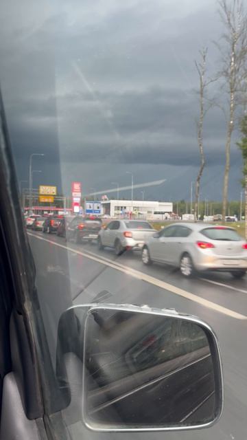 Очередь за бензином на М-11 в сторону Москвы