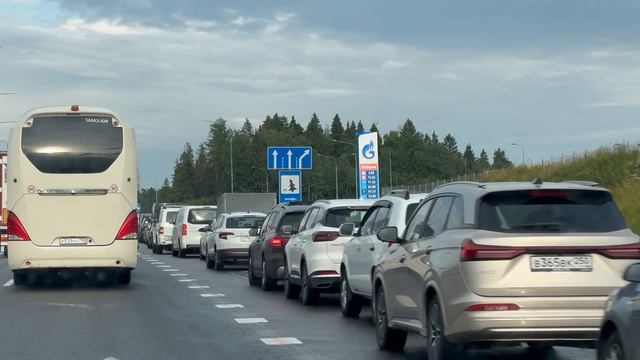 Очередь за бензом на М11 в сторону Москвы