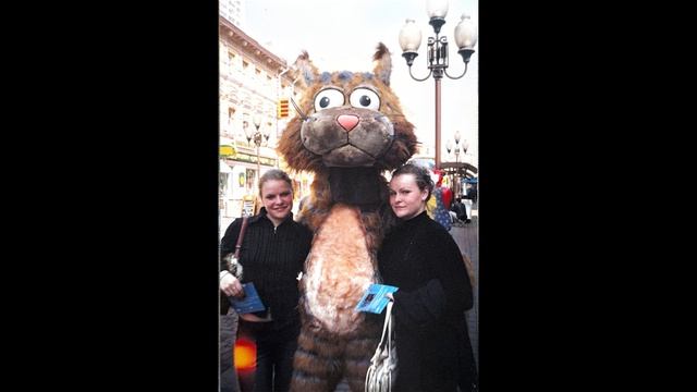 Девочке три и она едет у папы на шее 1