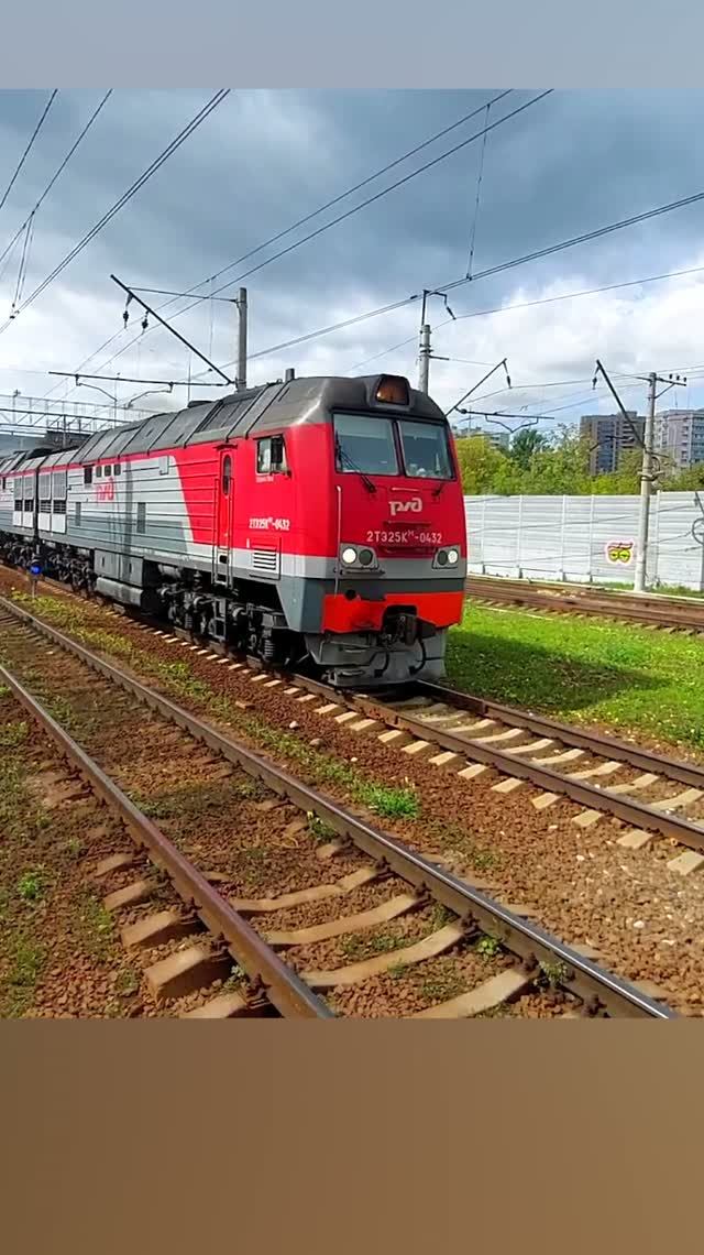 Грузовой поезд с локомотивом 2ТЭ25КМ-0432 на Московской жд