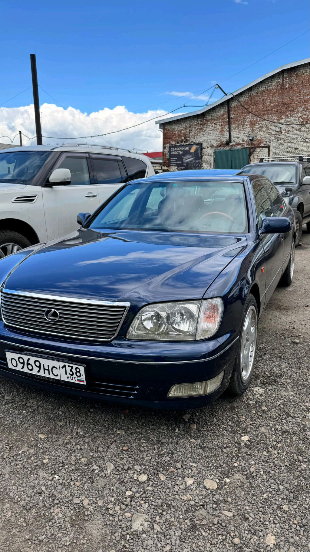 Ходим с другом по автосалону звездопад