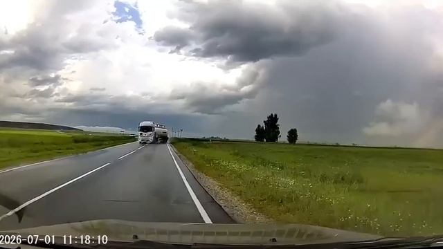 Бензовоз летит на заправку...вот такого … встретил в Ульяновской области  Уходит от погони или прост