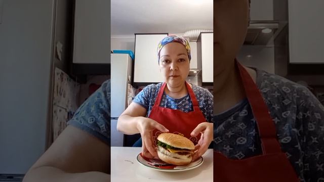 готовлю гамбургеры и сама их ем))