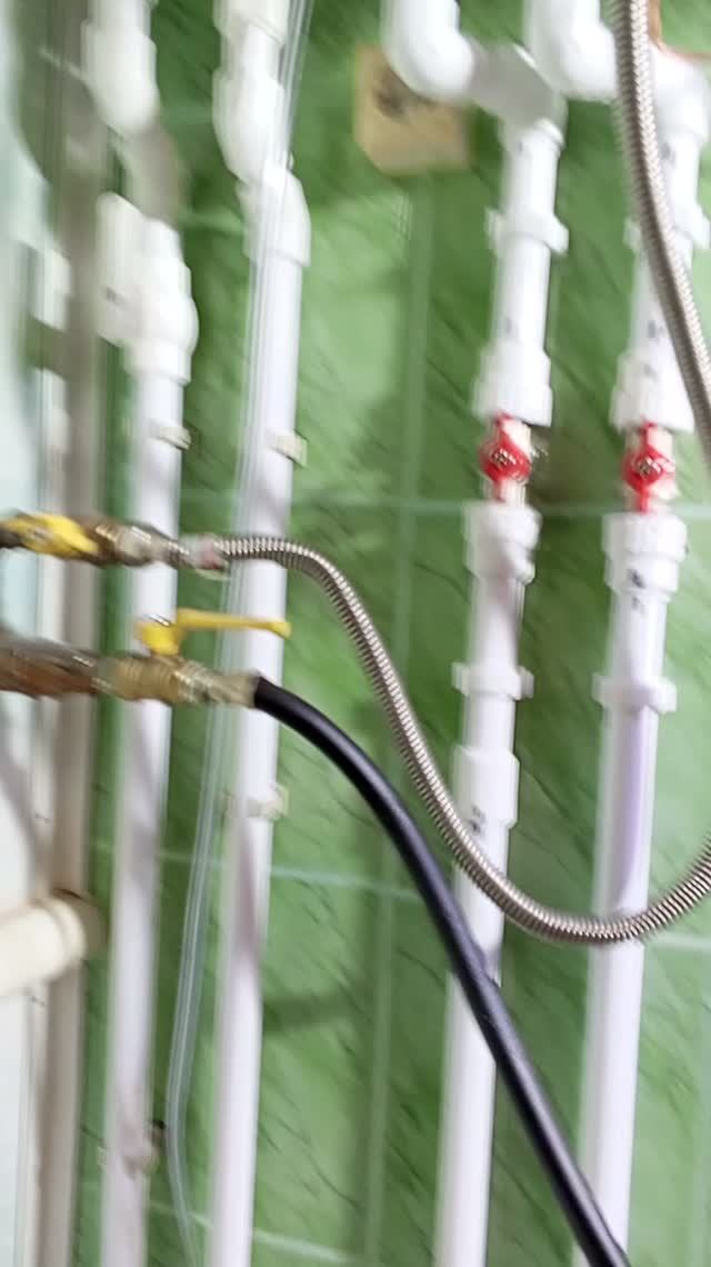 Продолжаю замену труб в доме спаял все трубы под настенным газовым котлом .