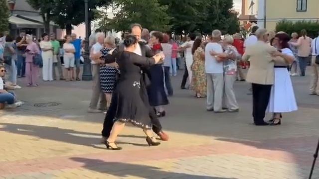 ТАНГО танцуем на улице 💃🕺
