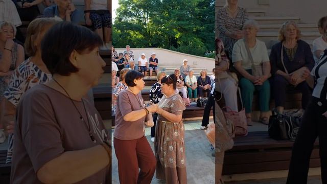 20260718 песня Не тормози, когда маячит Любви зелёный свет свои законы Вера Ефремова парк город Орёл