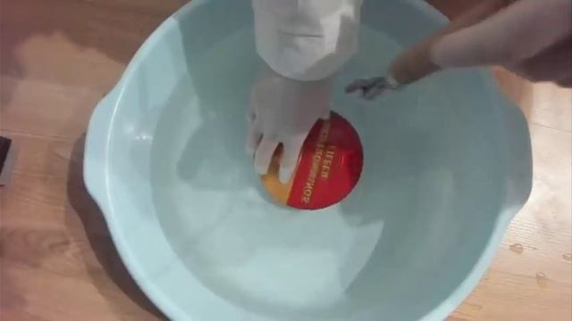 дерзко открывает шпроты под музыку мем
