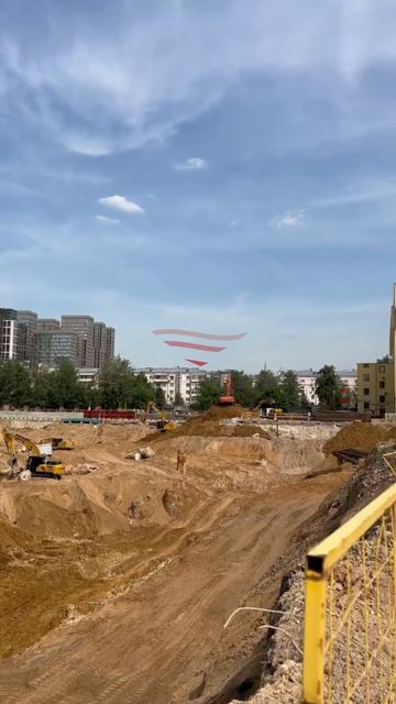 🚜 Активная разработка котлована на стройплощадке. Экскаваторы готовят место под фундамент 🏗🚧