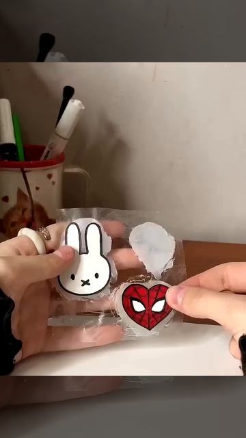 милые значки из бумаги и файла
