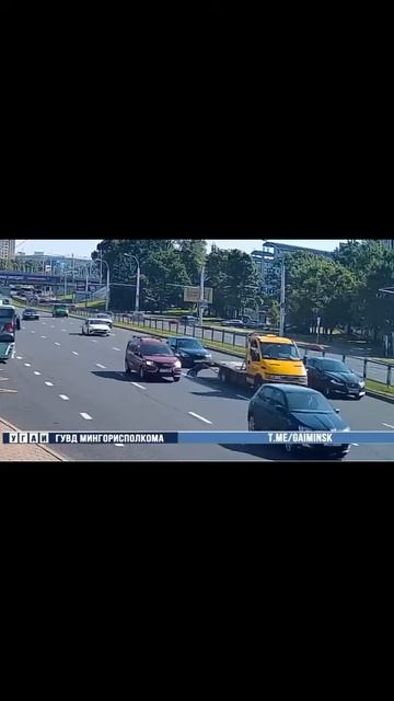 Сломанная BMW сама заехала на эвакуатор 😱 Чудо от водителя Hyundai!
