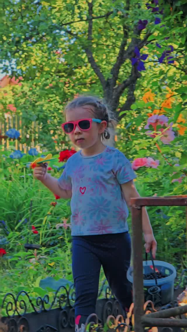 Модница Ангелина с ведерком черной смородины