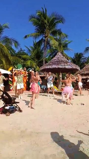 Зажигательный танец на берегу моря 💃🕺Остров Хон Че (Hon Tre Island)