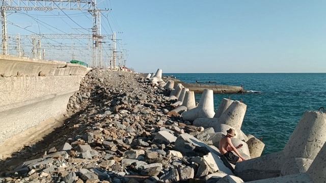 Адлер, укрепление береговой полосы перед ЖД путями, разрушенной суперштормом осенью 2023 года.