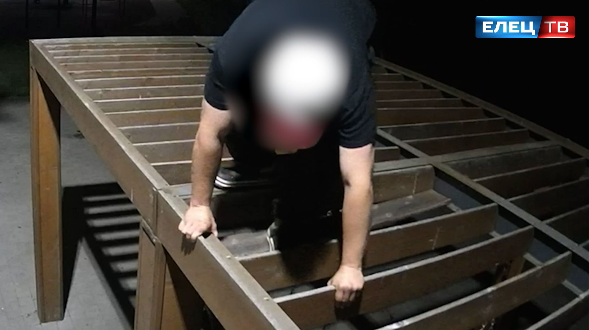 Дурной пример: мужчина на глазах у детей  повредил   теневой навес в сквере по ул. Черокманова