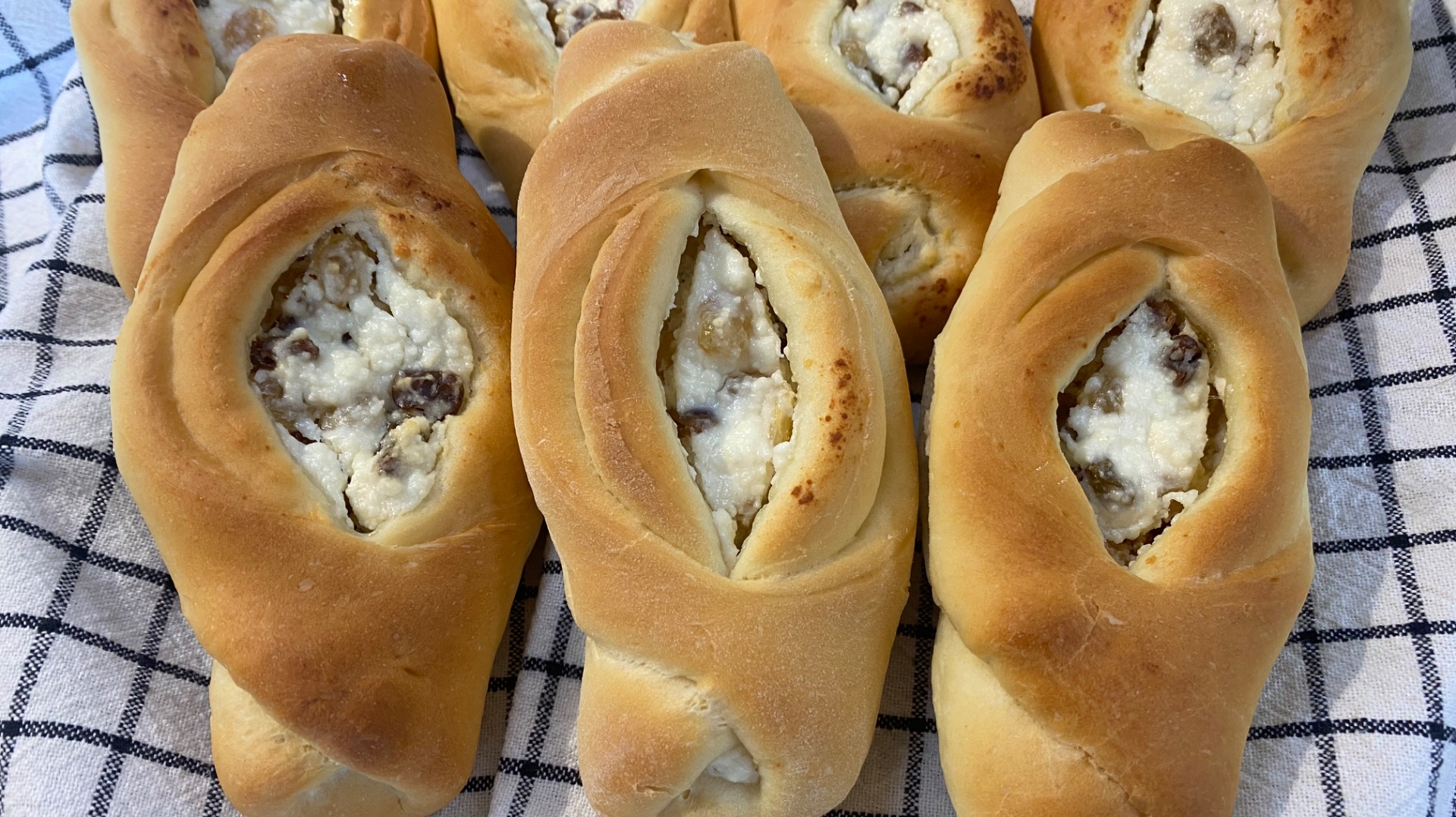 Булочки с творогом и изюмом