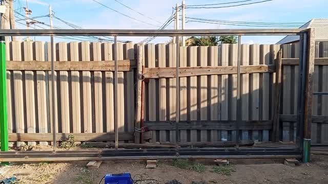 Продолжаю собирать и сваривать откатные ворота в рамочке . Часть 6 . Доварил вертикальные .