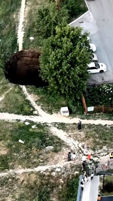 Странный провал образовался в Новосибирске среди домов