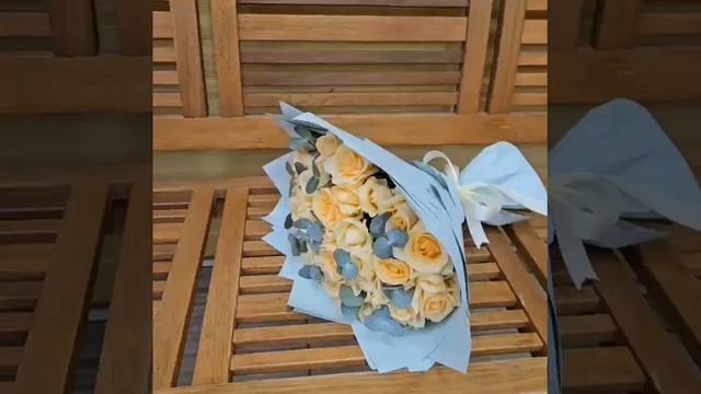 Букет персиковых роз с эвкалиптом в упаковке 35 шт 
