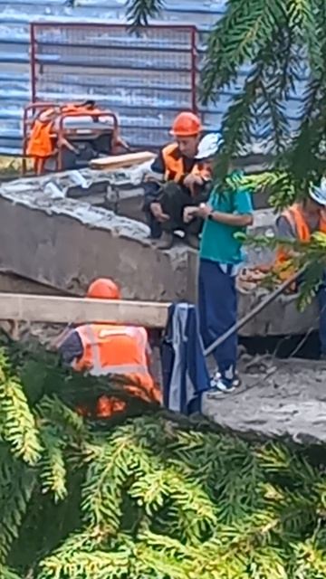 Из-за УК Стандарт в Новосибирске произошел обвал грунта на Горском микрорайоне, дыра увеличивается