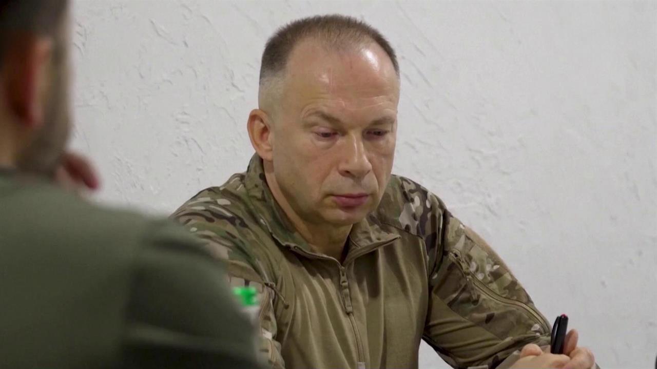 Зеленский снял с должности главкома ВСУ Сырского.