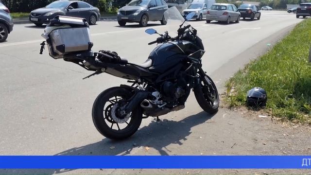 Мотоциклист и водитель легковушки не поделили дорогу на улице Вайнера