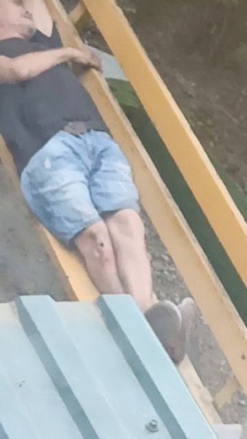 бомж спит