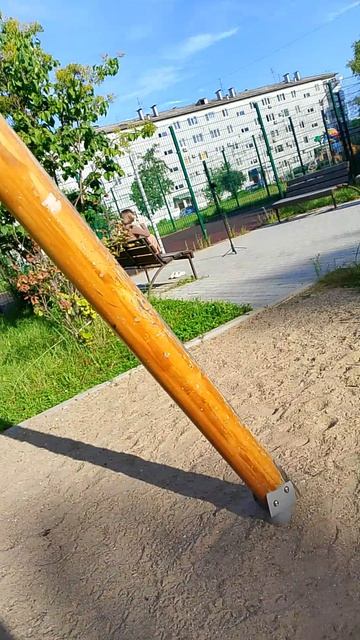 Нашли Ютубершу которая что то снимает на площадке